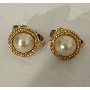 Vtg Crown Trifari Signed Pearl &  Gold Tone Leaf Clip On Earrings 1937-1955 Era